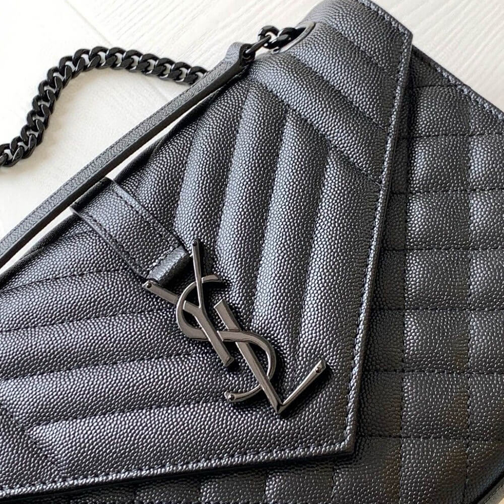 Y51 ENVELOPE MEDIUM IN QUILTED GRAIN DE POUDRE EMBOSSED LEATHER(HIGH-END GRADE)