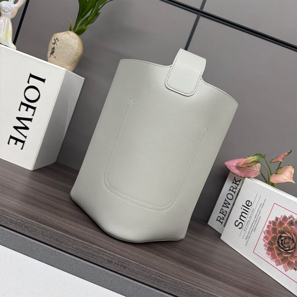 L0ew* Medium Pebble bucket in smooth calfskin(high-end grade)