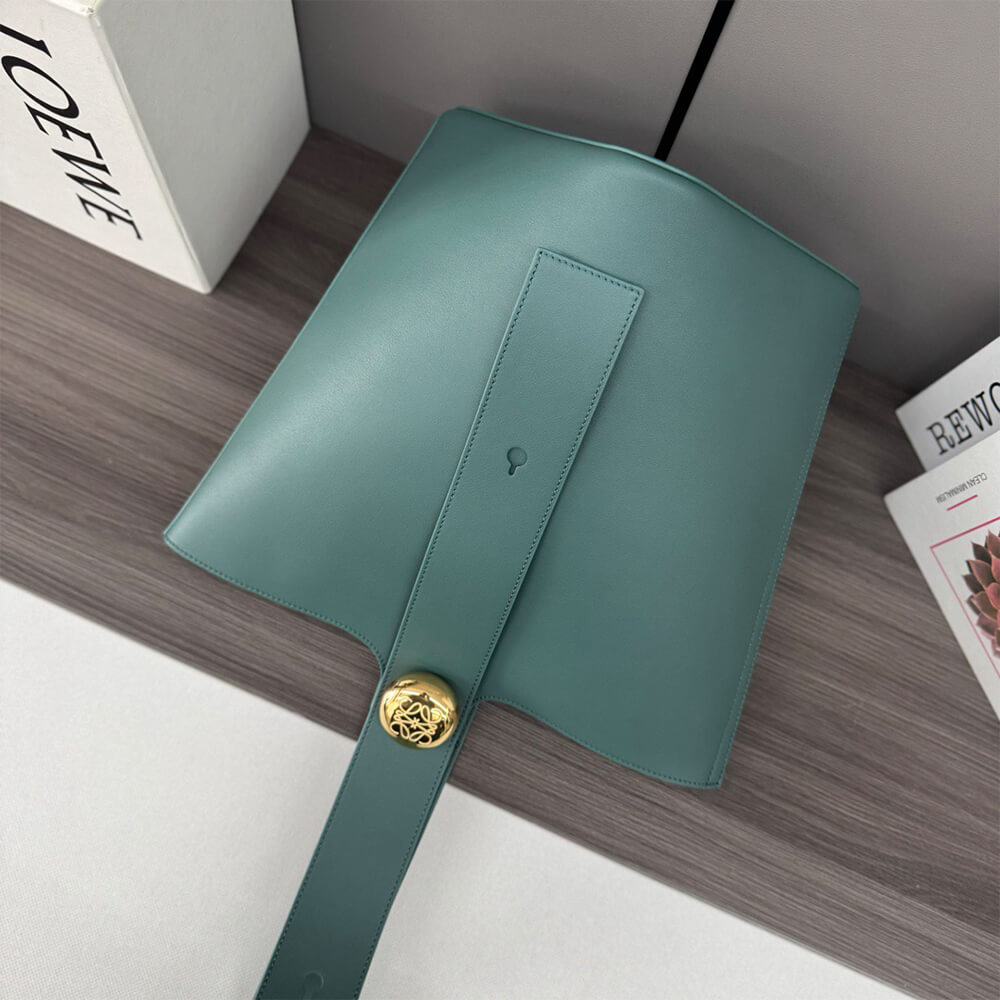 L0ew* Medium Pebble bucket in smooth calfskin(high-end grade)