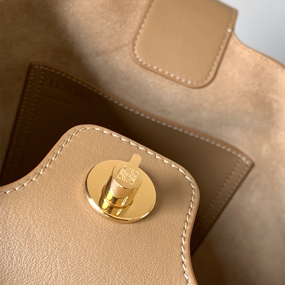 L0ew* Medium Pebble bucket in smooth calfskin(high-end grade)