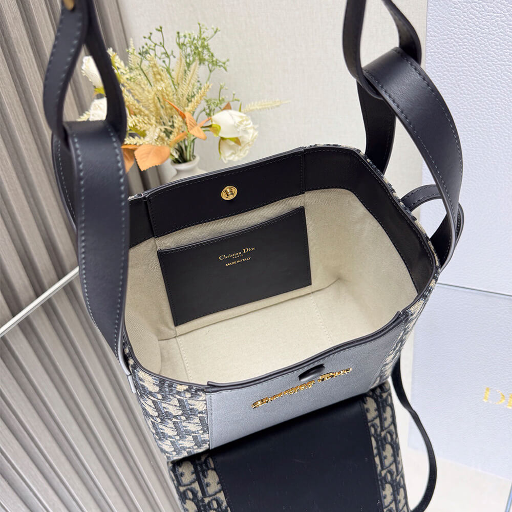 D10r Small Signature Bucket Bag