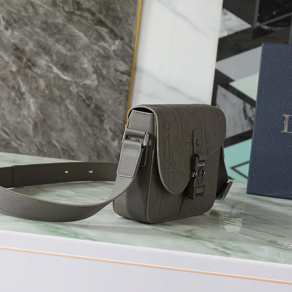 D10r Small Saddle Messenger Bag with Flap