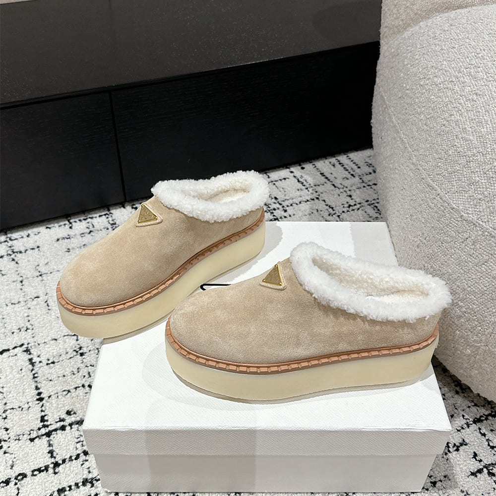 Pra*a Suede slippers