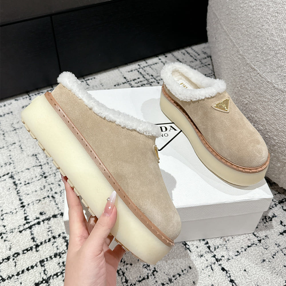Pra*a Suede slippers