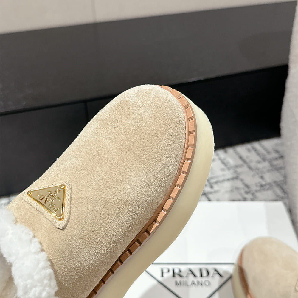 Pra*a Suede slippers