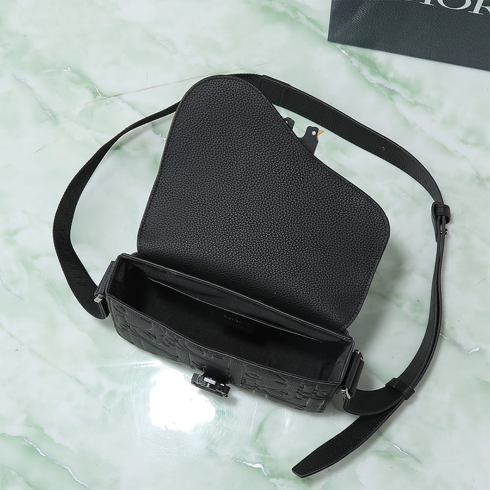 D10r Small Saddle Messenger Bag with Flap
