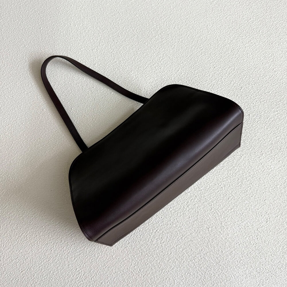 The R0w Peggy Clutch in Leather(HIGH-END GRADE)