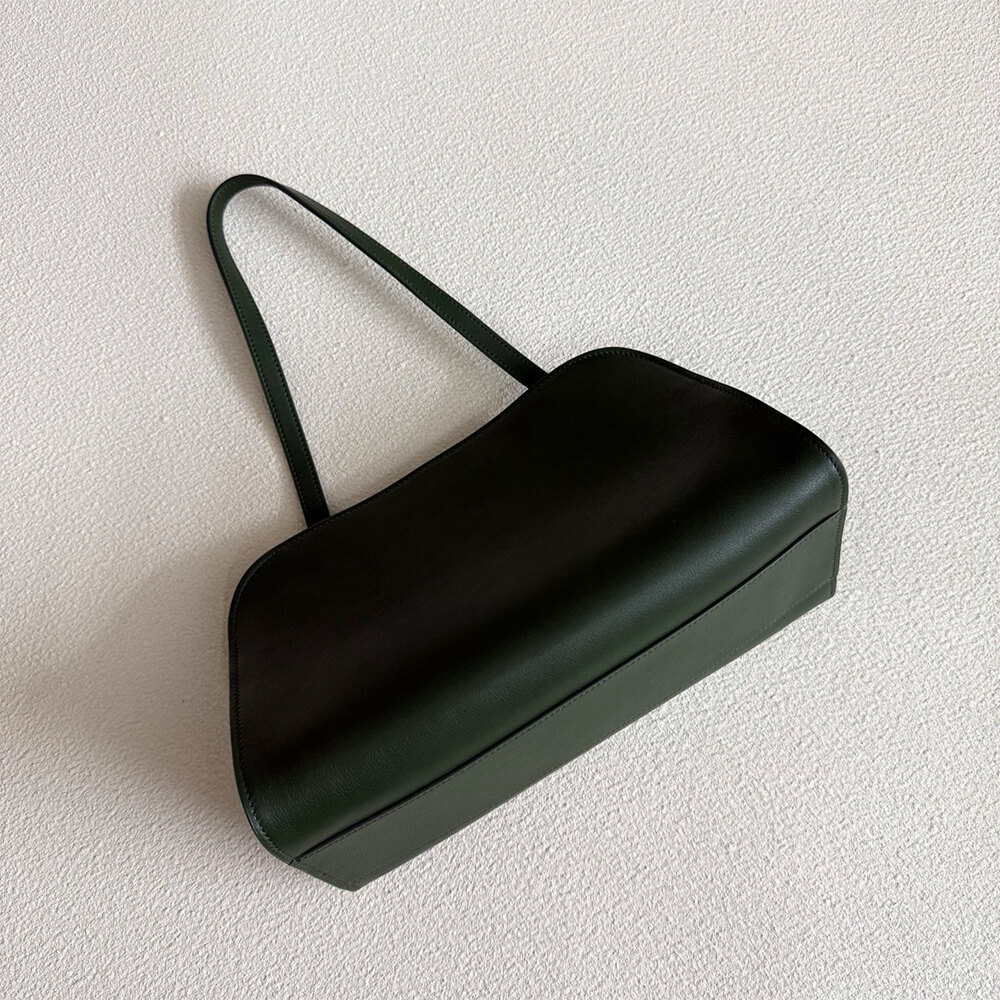 The R0w Peggy Clutch in Leather(HIGH-END GRADE)