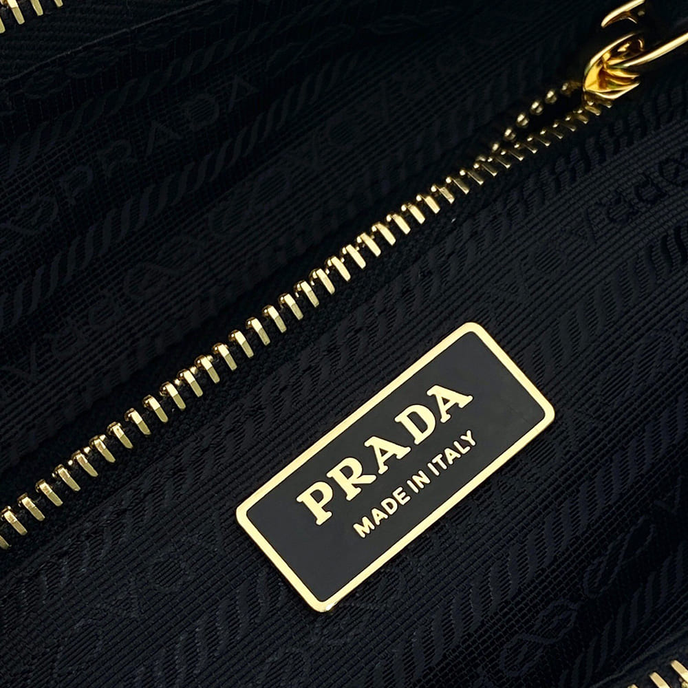Pra*a Explore large nappa leather bag(HIGH-END GRADE)