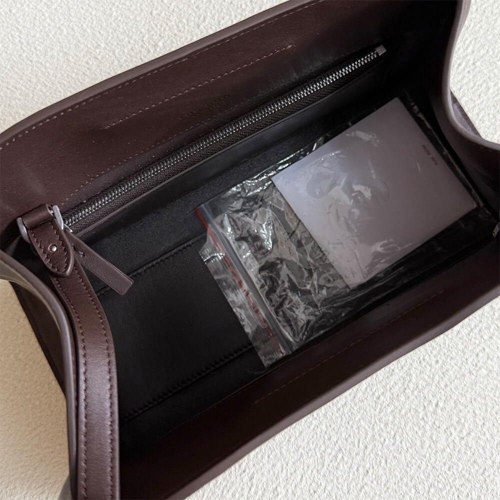 The R0w Peggy Clutch in Leather(HIGH-END GRADE)