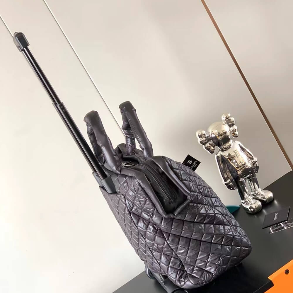 ch**el quilted case trolley black lU*gage(high-end grade)