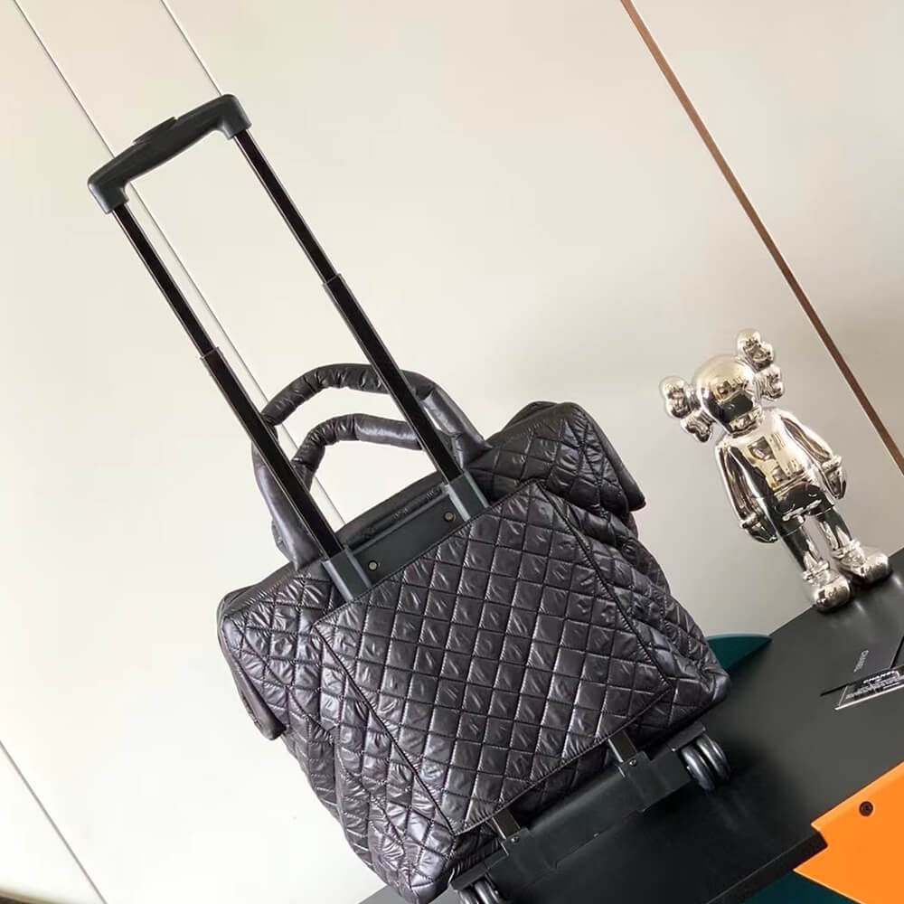 ch**el quilted case trolley black lU*gage(high-end grade)