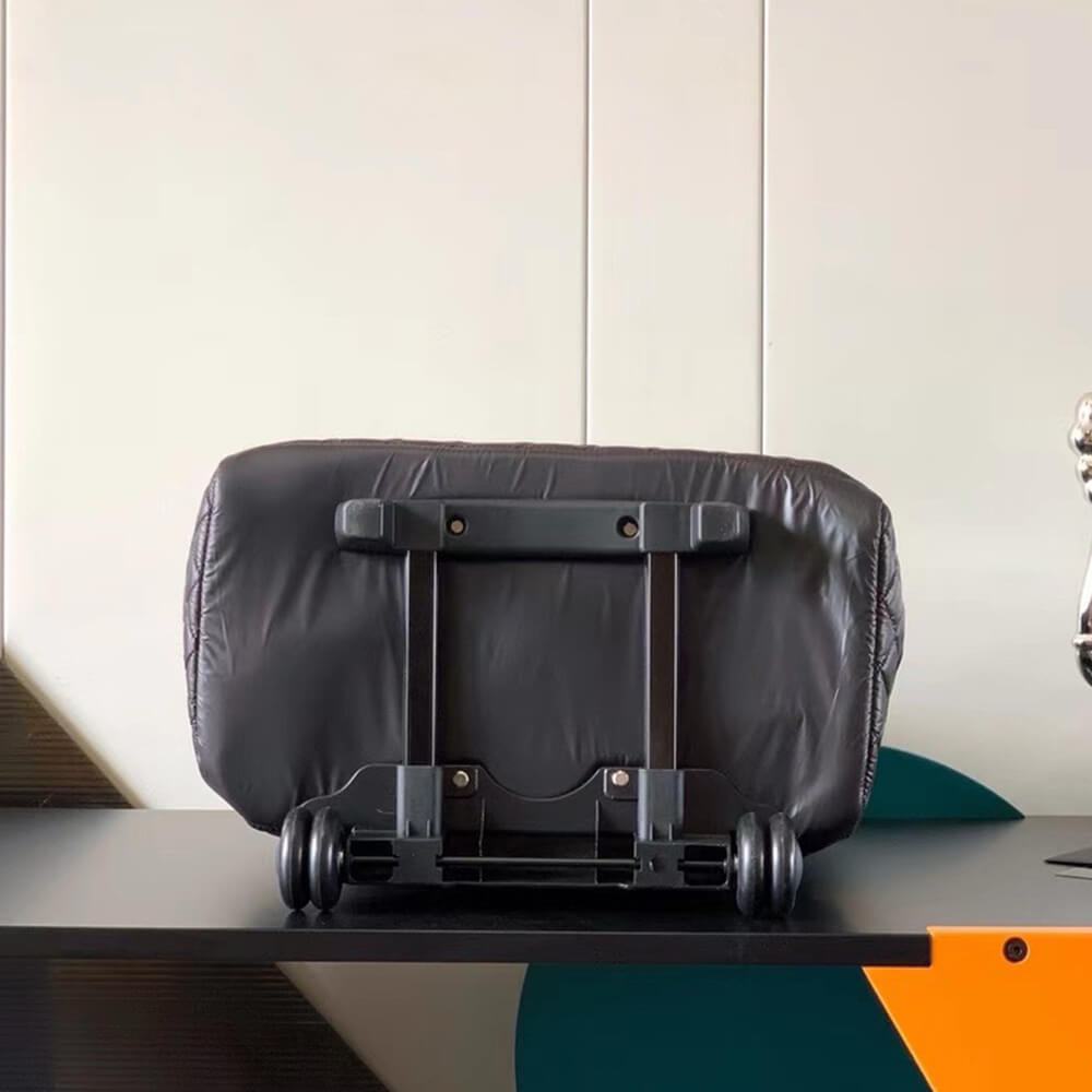 ch**el quilted case trolley black lU*gage(high-end grade)