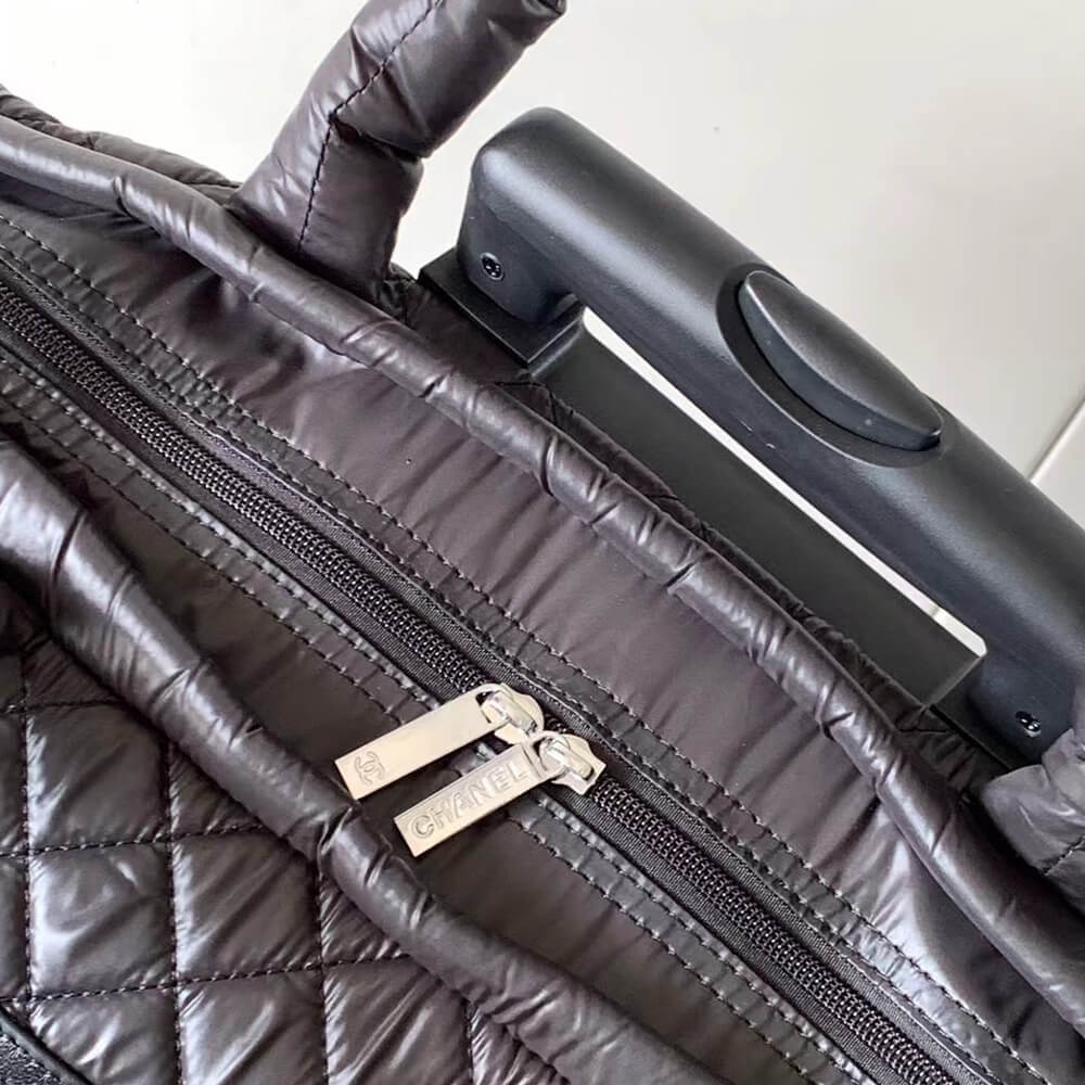 ch**el quilted case trolley black lU*gage(high-end grade)