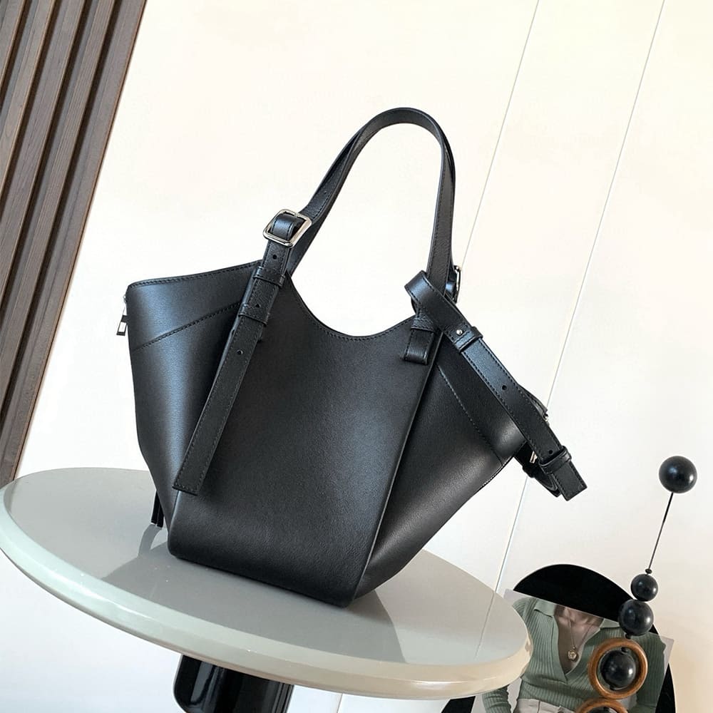 L0ew* Hammock Flip bag in classic calfskin(HIGH-END GRADE)