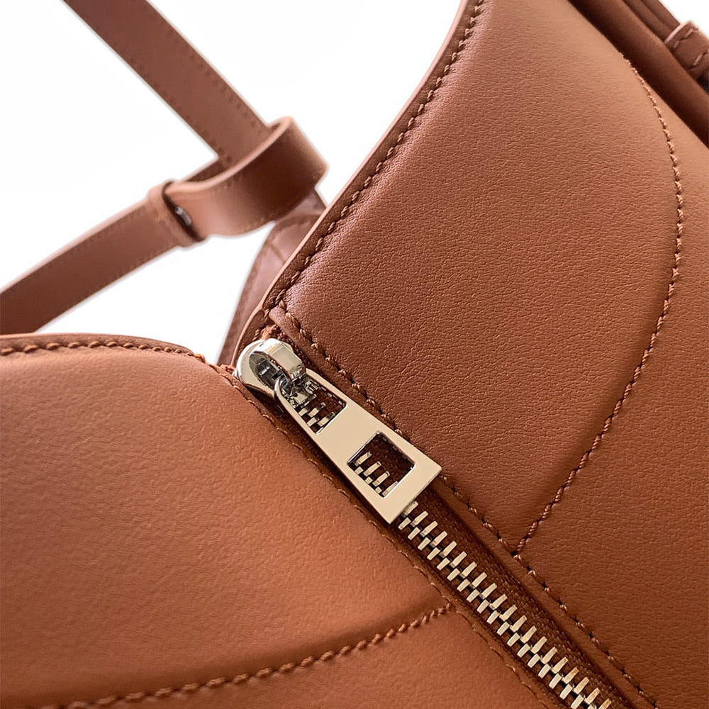 L0ew* Hammock Flip bag in classic calfskin(HIGH-END GRADE)