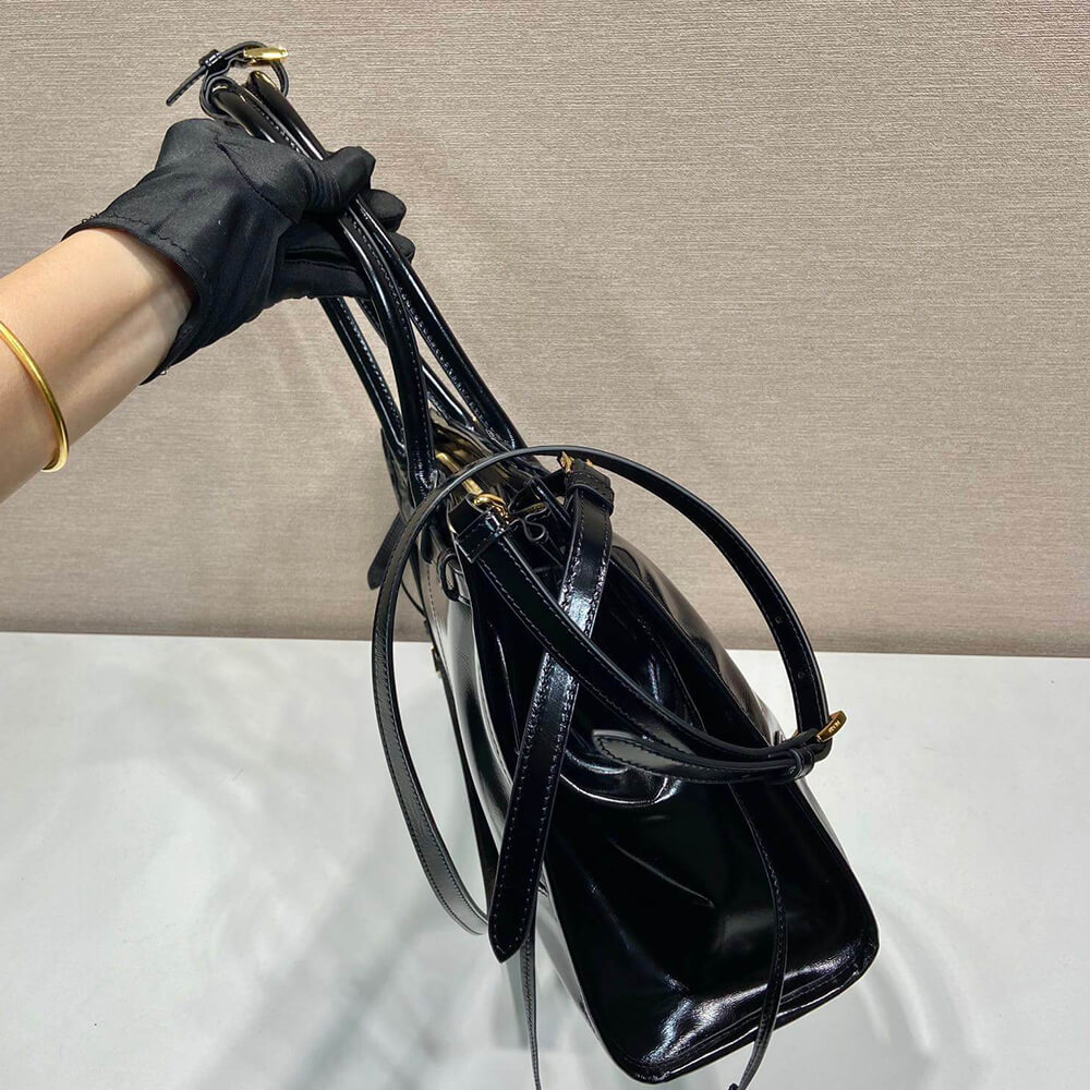 Pra*a Bonnie large leather handbag(TAX-FREE GRADE)