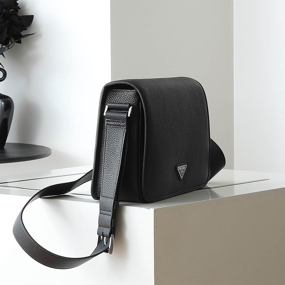 Pra*a Leather shoulder bag(HIGH-END GRADE)