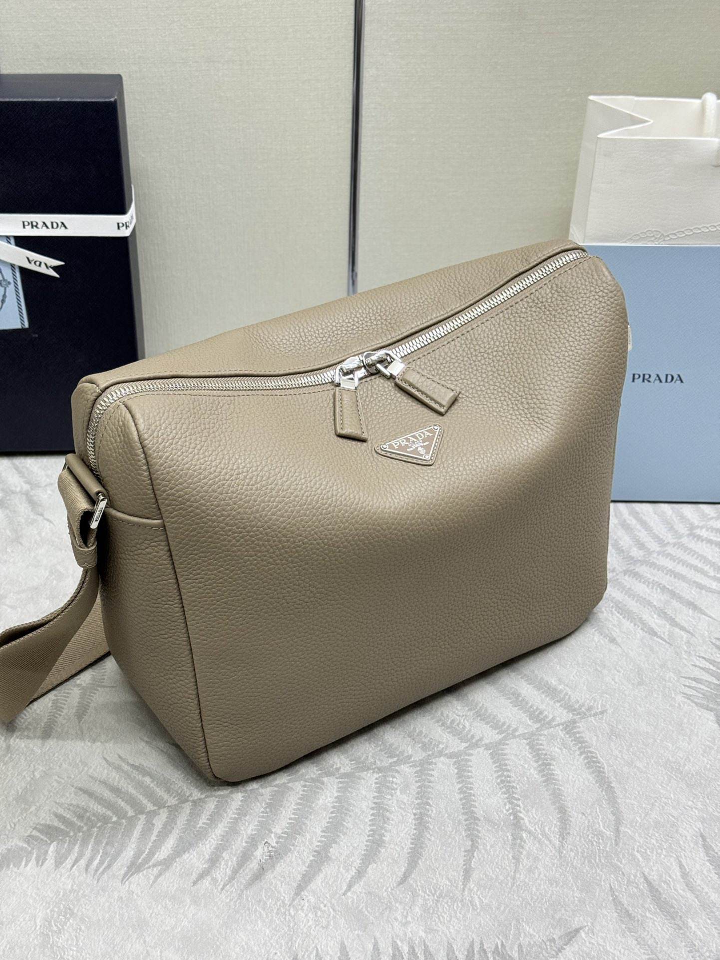 Pra*a Medium leather shoulder bag(HIGH-END GRADE)