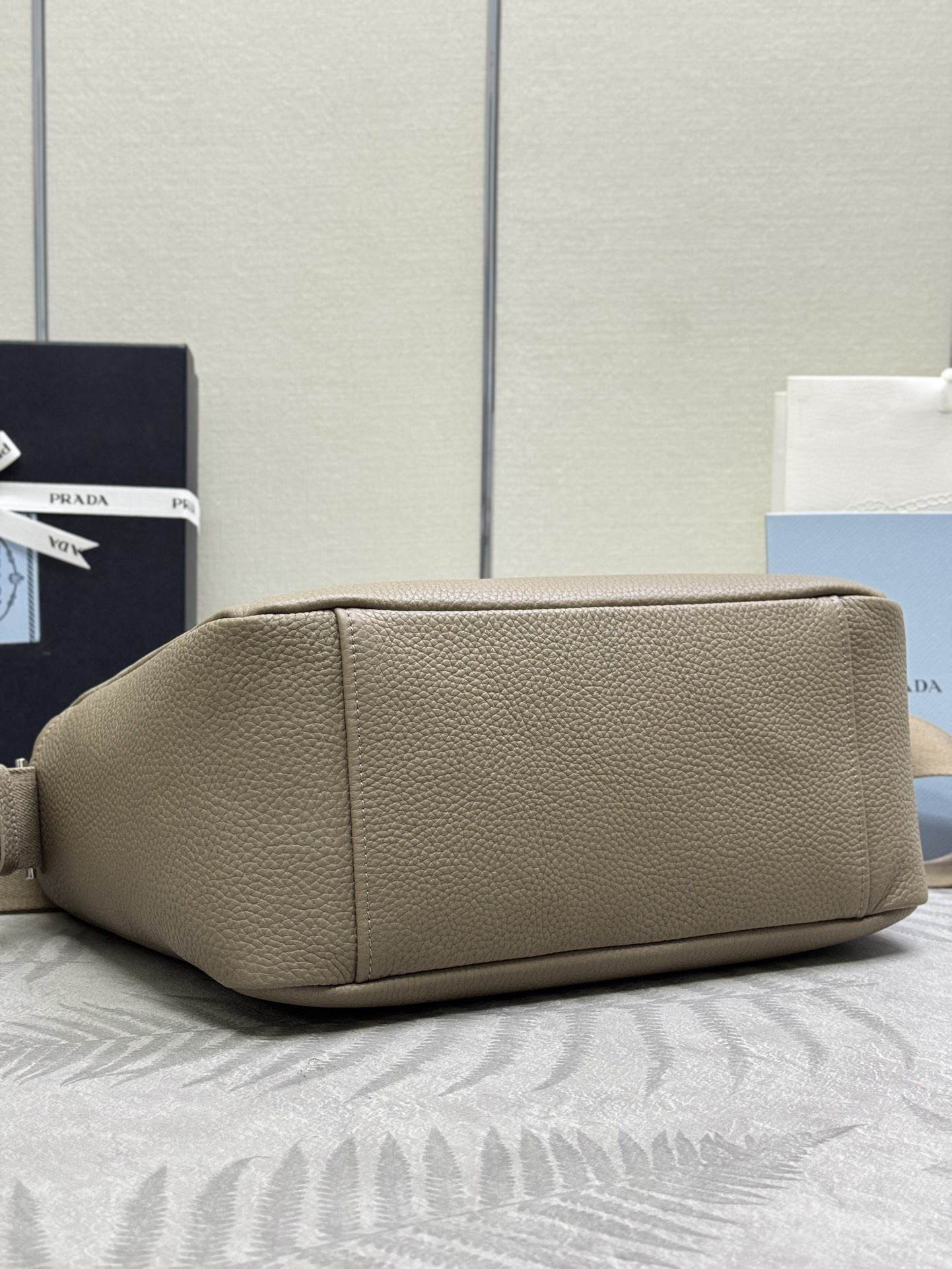 Pra*a Medium leather shoulder bag(HIGH-END GRADE)