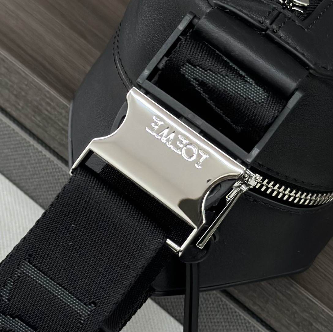 L0ew* Convertible sling in classic calfskin(HIGH-END GRADE)