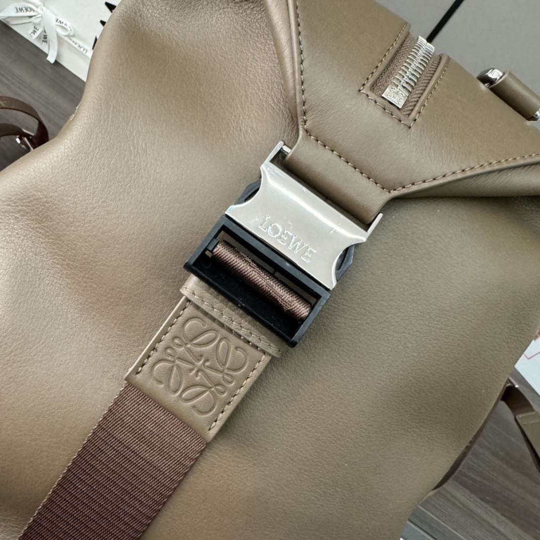 L0ew* Convertible backpack in classic calfskin(HIGH-END GRADE)