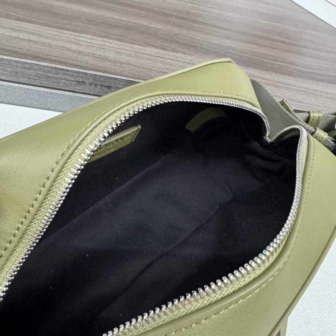 L0ew* Convertible sling in classic calfskin(HIGH-END GRADE)