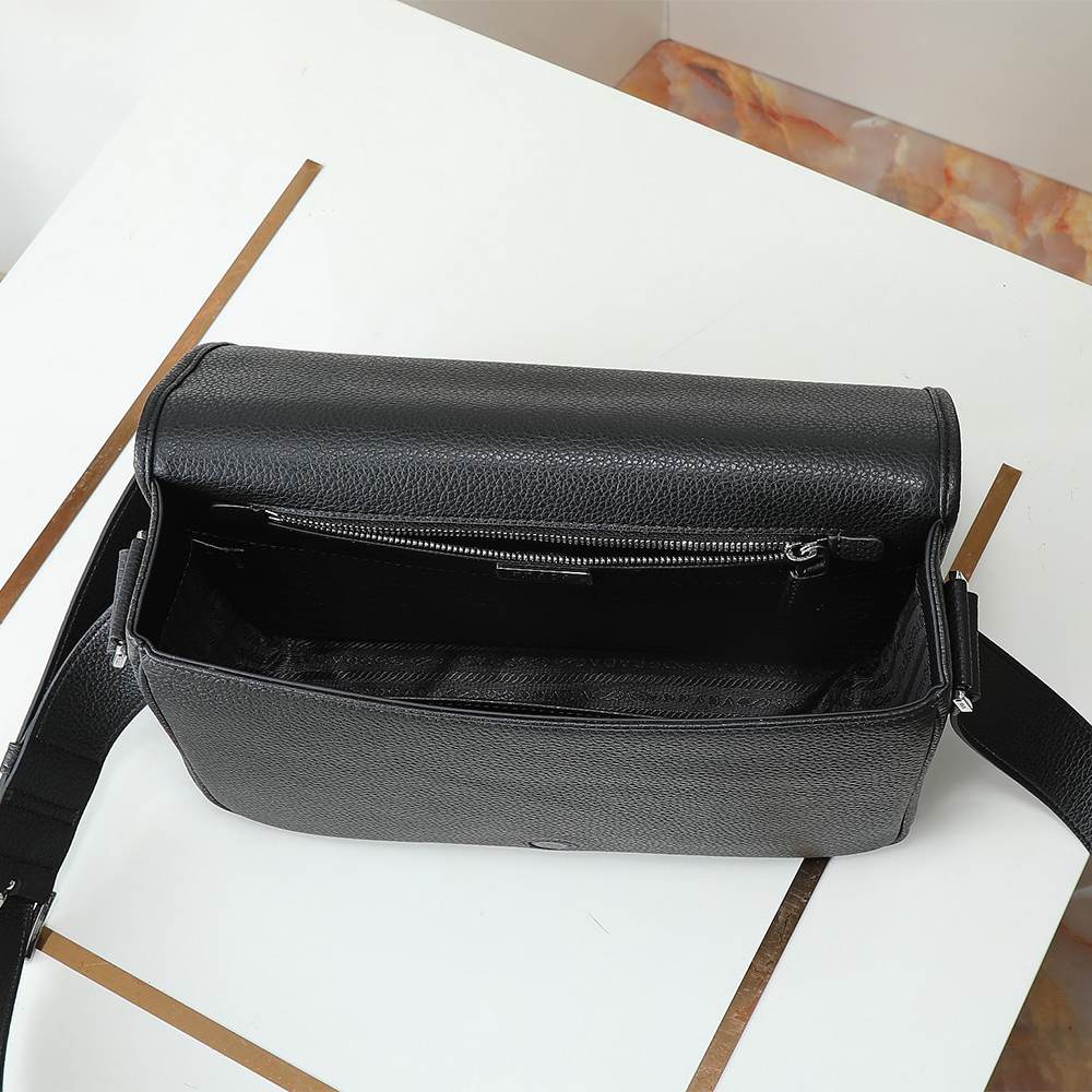 Pra*a Leather shoulder bag(HIGH-END GRADE)