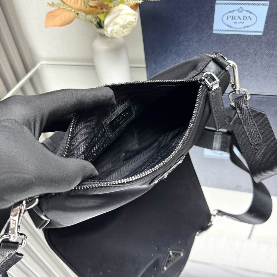Pra*a Re-Nylon and Saffiano leather shoulder bag(HIGH-END GRADE)
