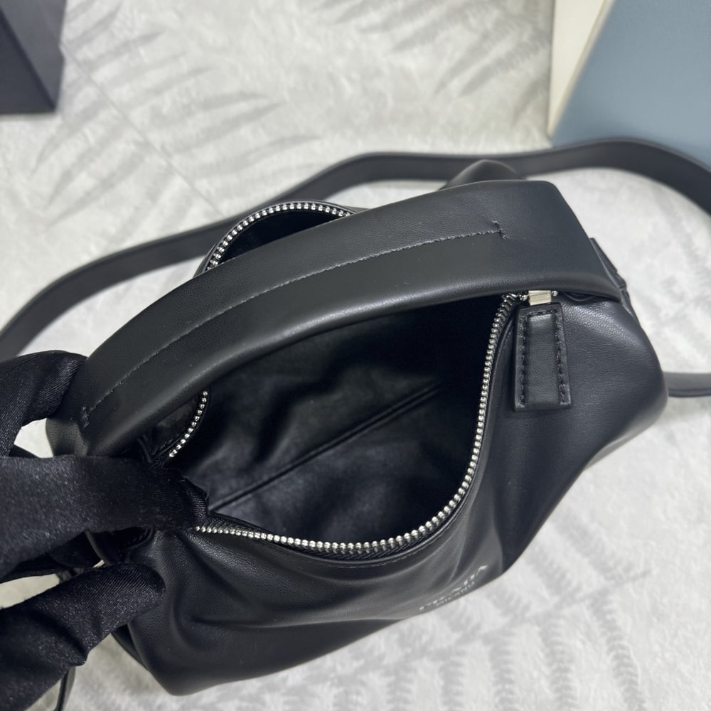 Pra*a Leather shoulder bag(HIGH-END GRADE)