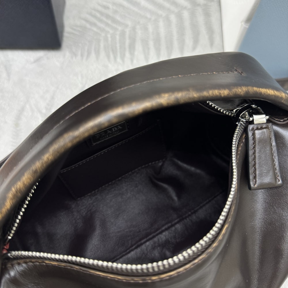 Pra*a Leather shoulder bag(HIGH-END GRADE)