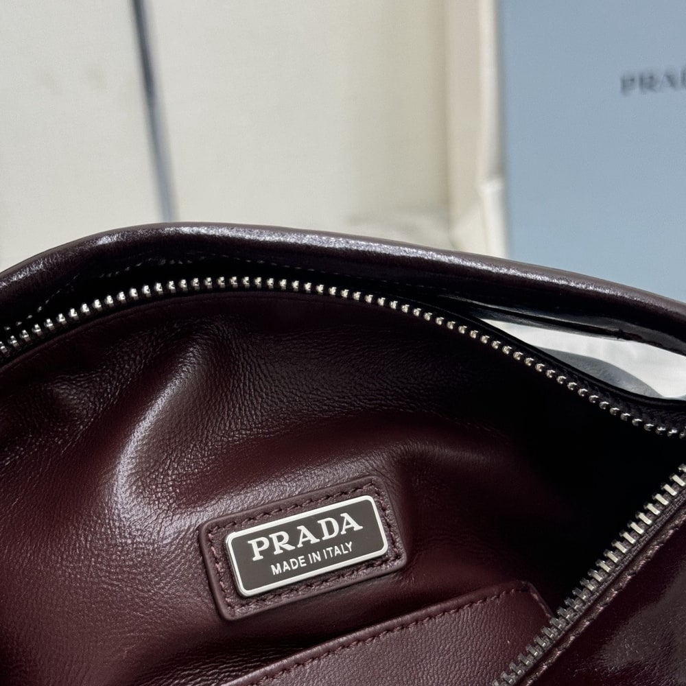 Pra*a Leather shoulder bag(HIGH-END GRADE)